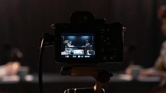 Short-Form Video & Attention Economy: Kenapa 8 Detik Menentukan Nasib Kontenmu🎬